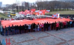 Donetsk (DNR) réagit à l'interdiction du communisme en déployant une immense "Bannière de la victoire"