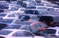 Economie: L'automobile plombe la production industrielle...