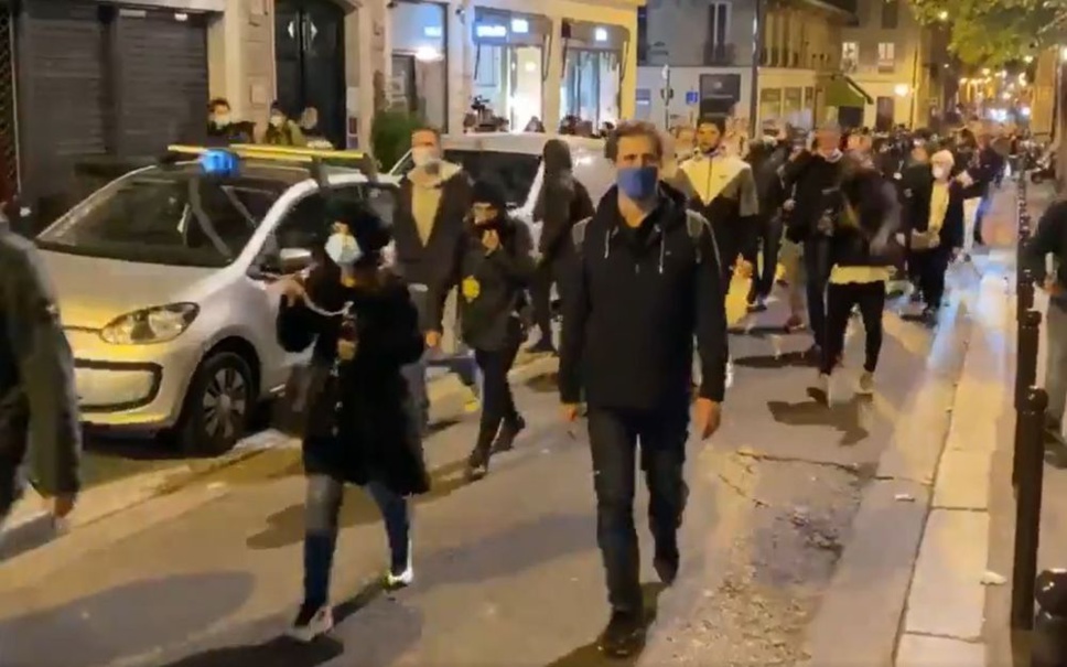 France : une manifestation sauvage à Paris contre le couvre-feu France : une manifestation sauvage à Paris contre le couvre-feu