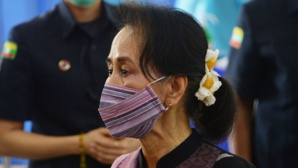 Aung San Suu Kyi inculpée par l'armée pour "talkie-walkie et poignées de main"