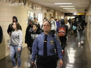 Un fonctionnaire de la police de New York défend le droit des officiers à flirter avec le public Un fonctionnaire de la police de New York défend le droit des officiers à flirter avec le public