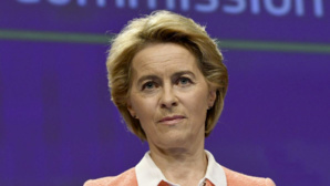 Ursula von der Leyen s'en prend au Royaume-Uni pour sa "transparence" et déclare qu'AstraZeneca doit "rattraper son retard" Ursula von der Leyen s'en prend au Royaume-Uni pour sa "transparence" et déclare qu'AstraZeneca doit "rattraper son retard"