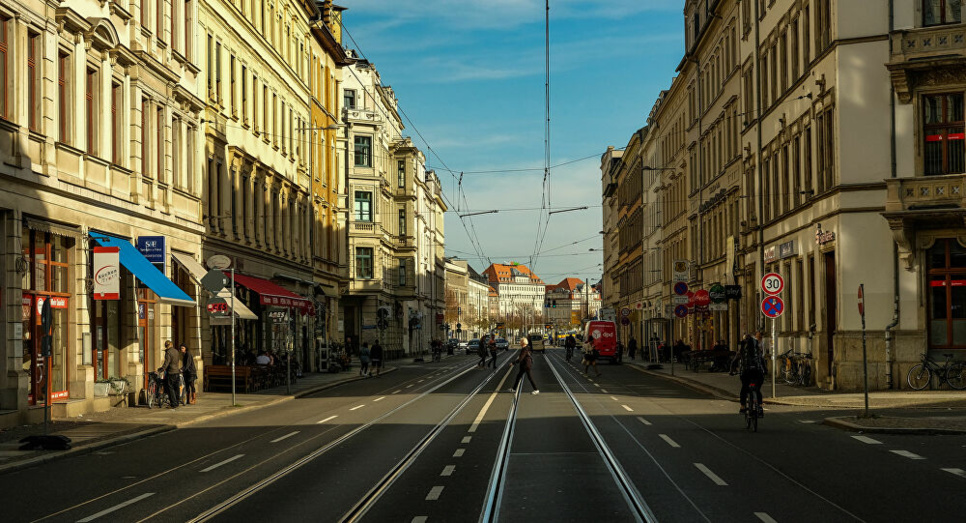 Exilé en Allemagne, un ancien ministre afghan est désormais livreur à vélo Exilé en Allemagne, un ancien ministre afghan est désormais livreur à vélo