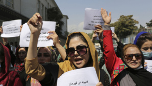 Les talibans mettent fin à une manifestation pour les droits des femmes par des "violences sanglantes et des gaz lacrymogènes" Les talibans mettent fin à une manifestation pour les droits des femmes par des "violences sanglantes et des gaz lacrymogènes"