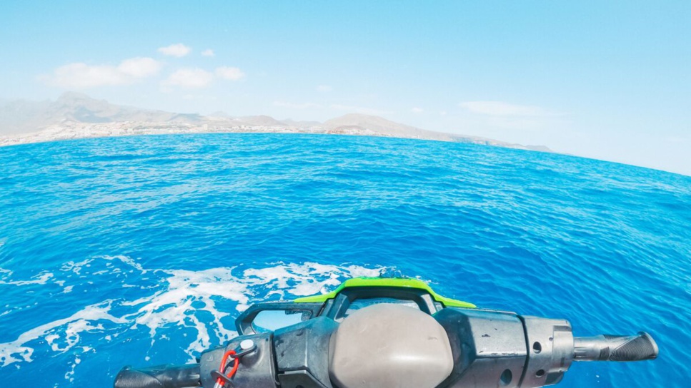 Son anus se déchire en faisant du jet-ski Son anus se déchire en faisant du jet-ski