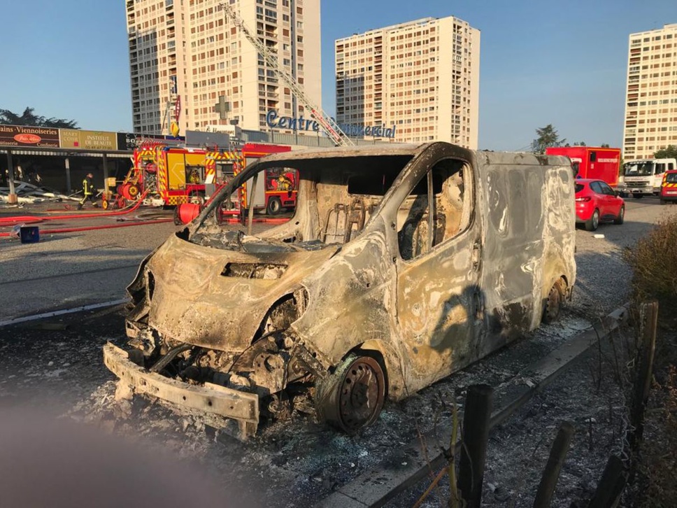 Tension et Pillages à Nanterre : Un Décès Tragique à l'Origine des Émeutes dans Toute la France Tension et Pillages à Nanterre : Un Décès Tragique à l'Origine des Émeutes dans Toute la France