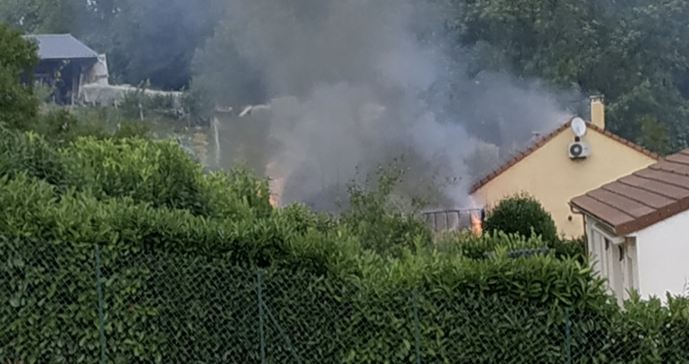 INCENDIE A MOLLES - petit village de la montagne Bourbonnaise - Le pire est évité ! INCENDIE A MOLLES - petit village de la montagne Bourbonnaise - Le pire est évité !