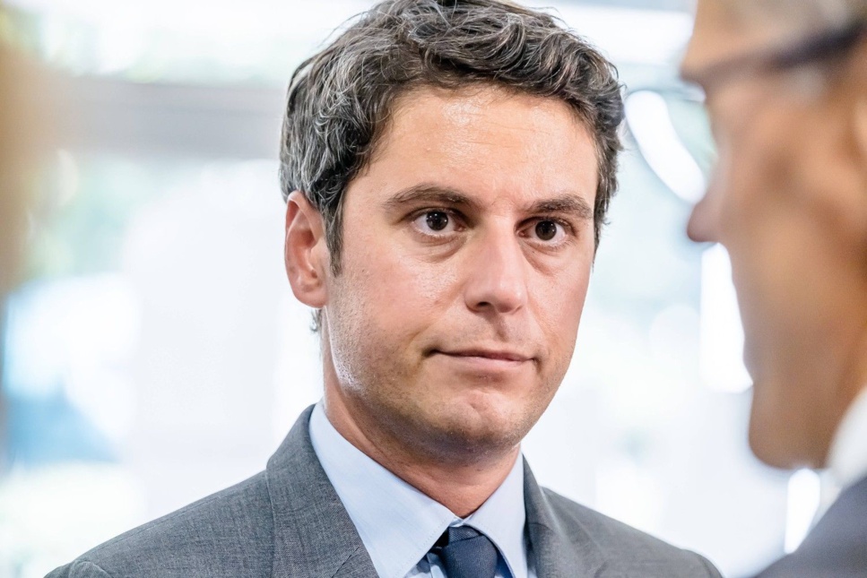 Réforme des Tenues Scolaires : Gabriel Attal Interdit l'Abaya Réforme des Tenues Scolaires : Gabriel Attal Interdit l'Abaya