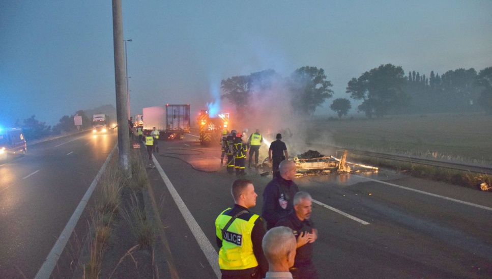 Tragédie sur l'A16 : Un Accident Mortel Impliquant des Migrants à Calais Tragédie sur l'A16 : Un Accident Mortel Impliquant des Migrants à Calais