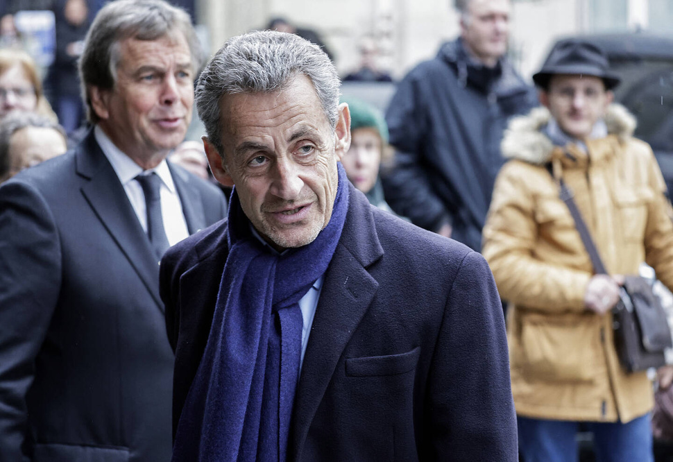 Comment Nicolas Sarkozy a pu voyager aux Seychelles malgré sa condamnation au port d'un bracelet électronique Comment Nicolas Sarkozy a pu voyager aux Seychelles malgré sa condamnation au port d'un bracelet électronique