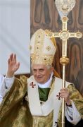 Actu Monde : Benoît XVI remet en vigueur la communion à genoux