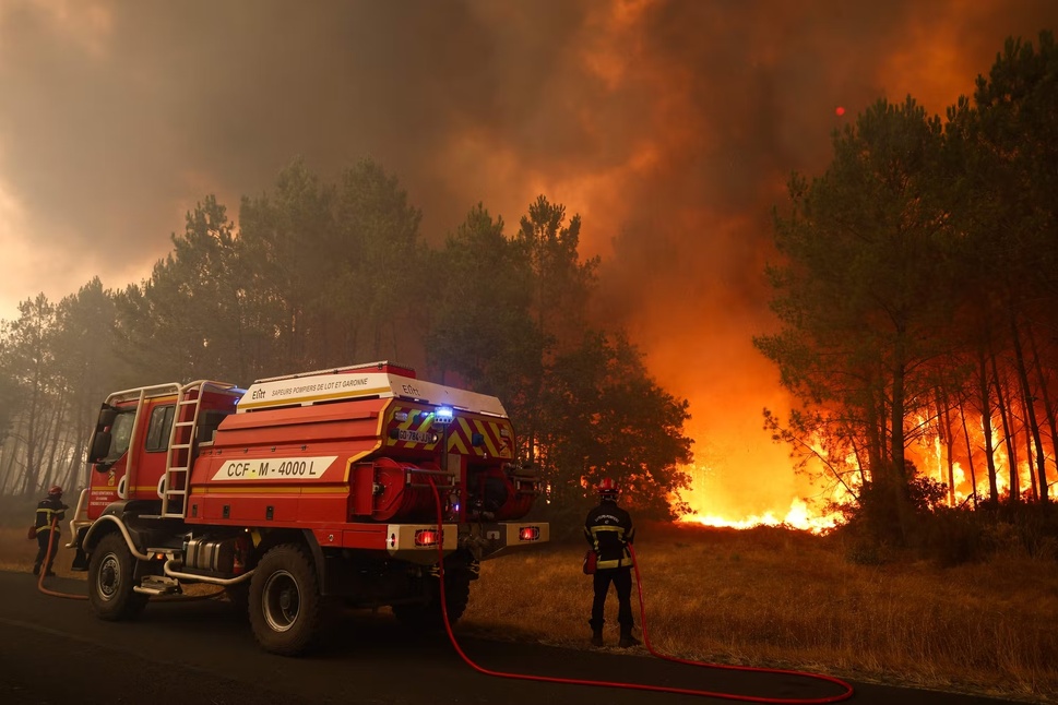 Incendie en Gironde : près de 20 000 évacuations et 2 400 hectares brûlés, la lutte se poursuit Incendie en Gironde : près de 20 000 évacuations et 2 400 hectares brûlés, la lutte se poursuit