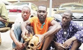 Des Nigérians exhument 10 cadavres et les décapitent pour un rituel