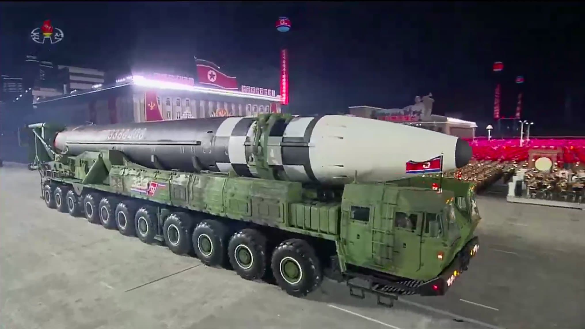 La Corée du Nord exhibe "l'arme la plus puissante au monde"