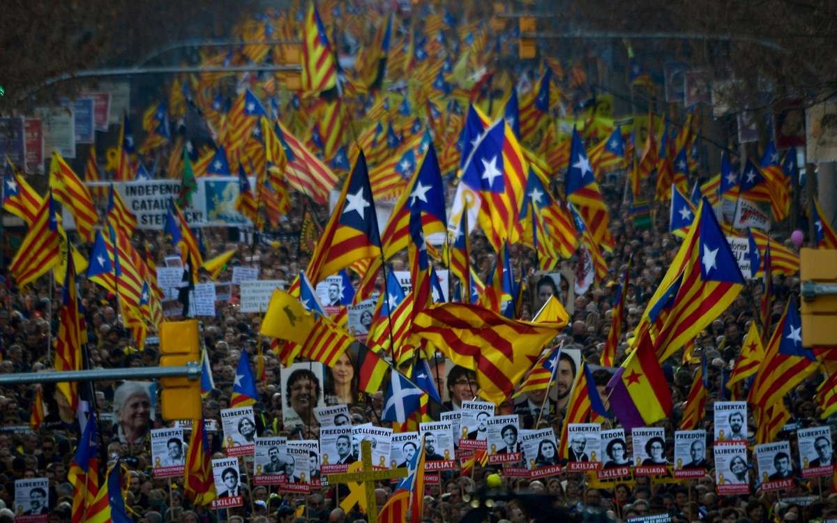 Catalogne : les séparatistes impulsent l'indépendance après le succès électoral
