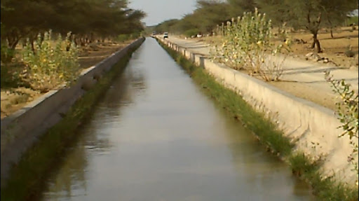 Un homme jette ses enfants dans un canal et tue sa femme