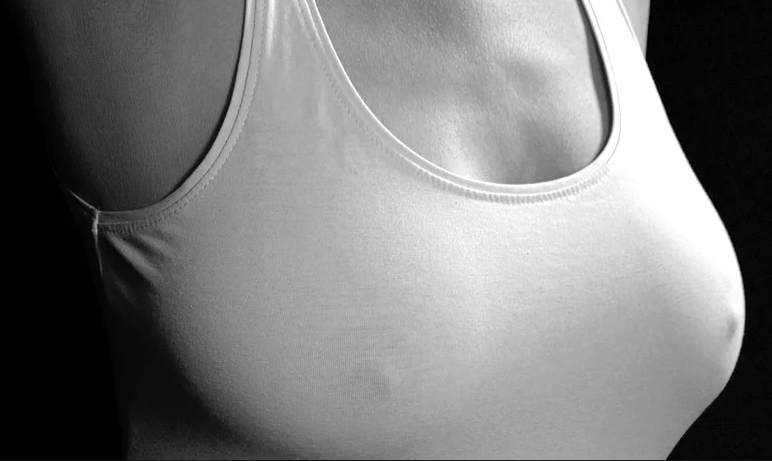Augmentation mammaire après la ménopause à 50 ans