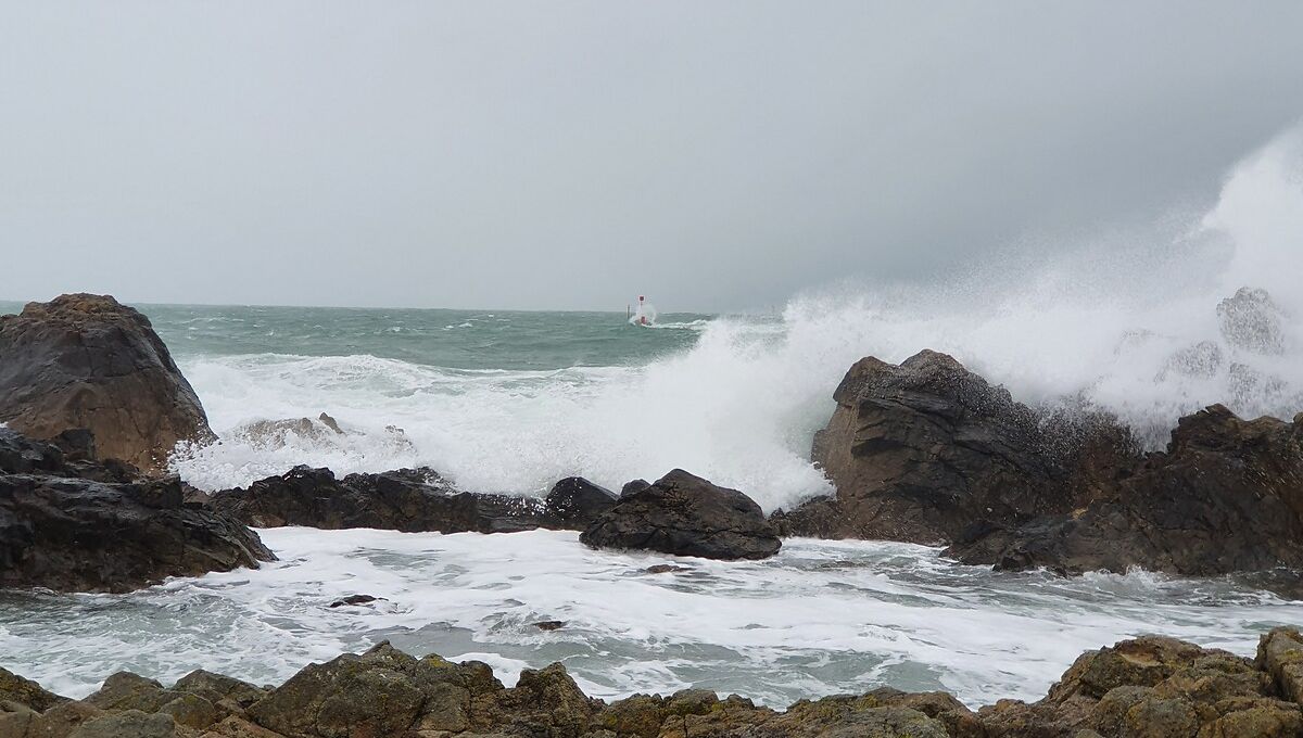 Batz-sur-Mer un pêcheur à pied de 46 ans meurt, fauché par une vague