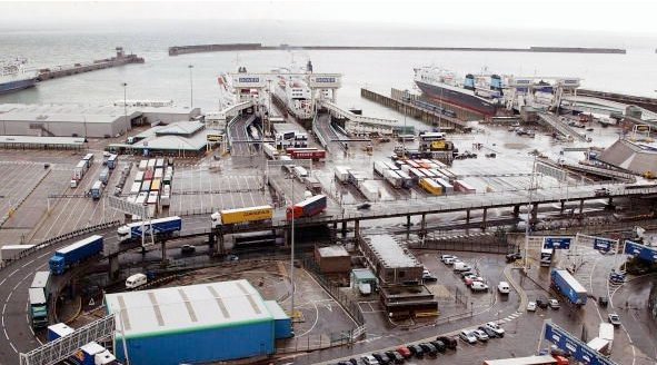 Match Le Pen Cazeneuve à propos de Calais