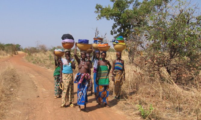 Des femmes au Burkina Faso non loin de leur habitations