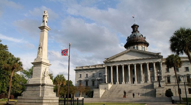 Columbia: le Klu Klux Klan manifeste contre le retrait du drapeau confédéré