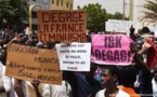 Des milliers de personnes manifestent à Bamako pour le départ du président malien.