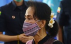 Aung San Suu Kyi inculpée par l'armée pour "talkie-walkie et poignées de main"