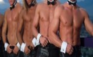 Des fêtardes prennent de vrais officiers de police pour des stripteaseurs