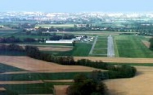 Un avion s'enchevêtre dans une ligne à haute tension