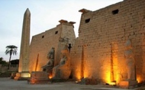 Sciences: La statue d'Amenhotep III retrouvée et autres actus