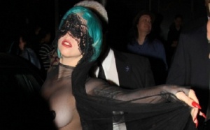 Mode: Gaga ne fait pas dans la dentelle