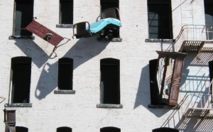 Défenestration, attaque de requin et enfant étouffé