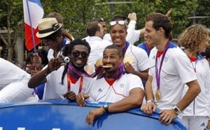 Les athlètes français acclamés sur les Champs-Elysées
