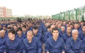 Des étudiants violés par des gangs, enchaînés et brisés : Dans les "horribles" camps de détention ouïgours de Chine