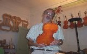 Un Maître Luthier à Aix en Provence: violon et violoncelle-alto.