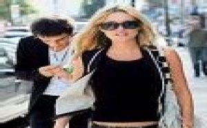 UK: le Top model Kate Moss prend le chef de l'opposition pour un plombier