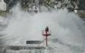 Bretagne: 'Pluies' de paquets de tabac et d'ananas sur les plages