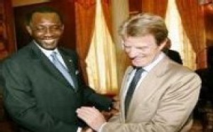 Tchad: Déby 'pardonne' l'Arche de Zoë et arrête quatre députés 