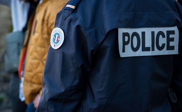 Une femme poignardée à mort dans un commissariat de police français