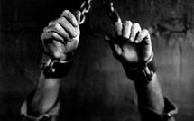 Faits divers: il attachait son fils au fond du jardin