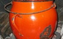 Une femme fait bouillir la tête d'un homme