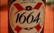 Enterré avec une canette de bière