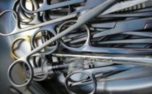 Cinq mois avec une pince dans l'abdomen et autres faits divers