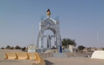 STANISLAS FABRIQUE DES ÉQUERRES A TOMBOUCTOU