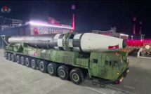 La Corée du Nord exhibe "l'arme la plus puissante au monde"