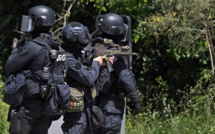 Une policière poignardée et un agresseur appréhendé en France