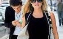 UK: le Top model Kate Moss prend le chef de l'opposition pour un plombier