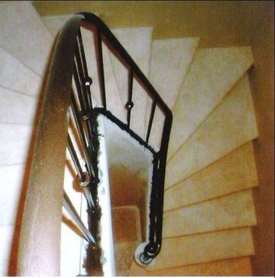 ESCALIER2.JPG ESCALIER2.JPG